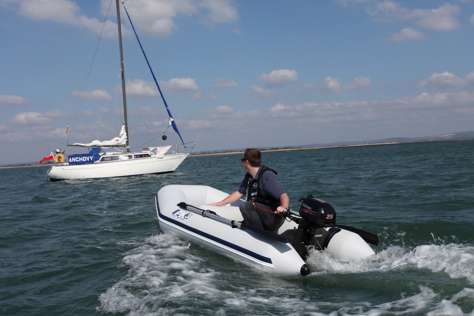 Suzuki 2.5HP DF2.5 , Engine In Action. 2.5HP Suzuki DF2.5 is best for small Inflatable boats and weights just 13kg